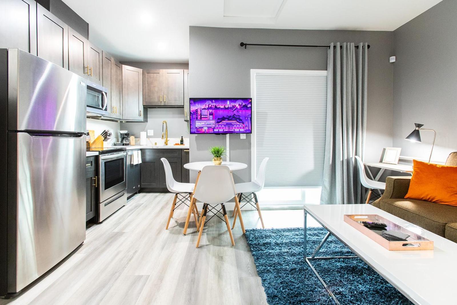 Apartment Large-studio-balcony-desk-ac-full-kitchen