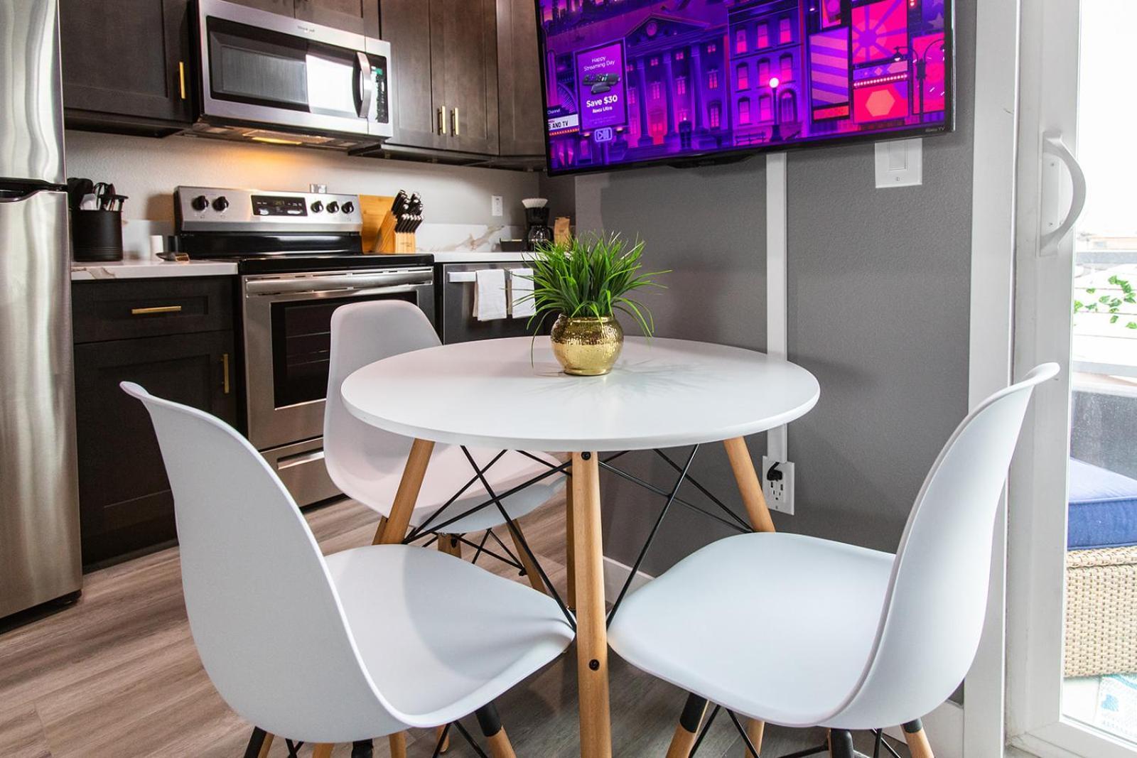 Large-studio-balcony-desk-ac-full-kitchen Apartment San Diego