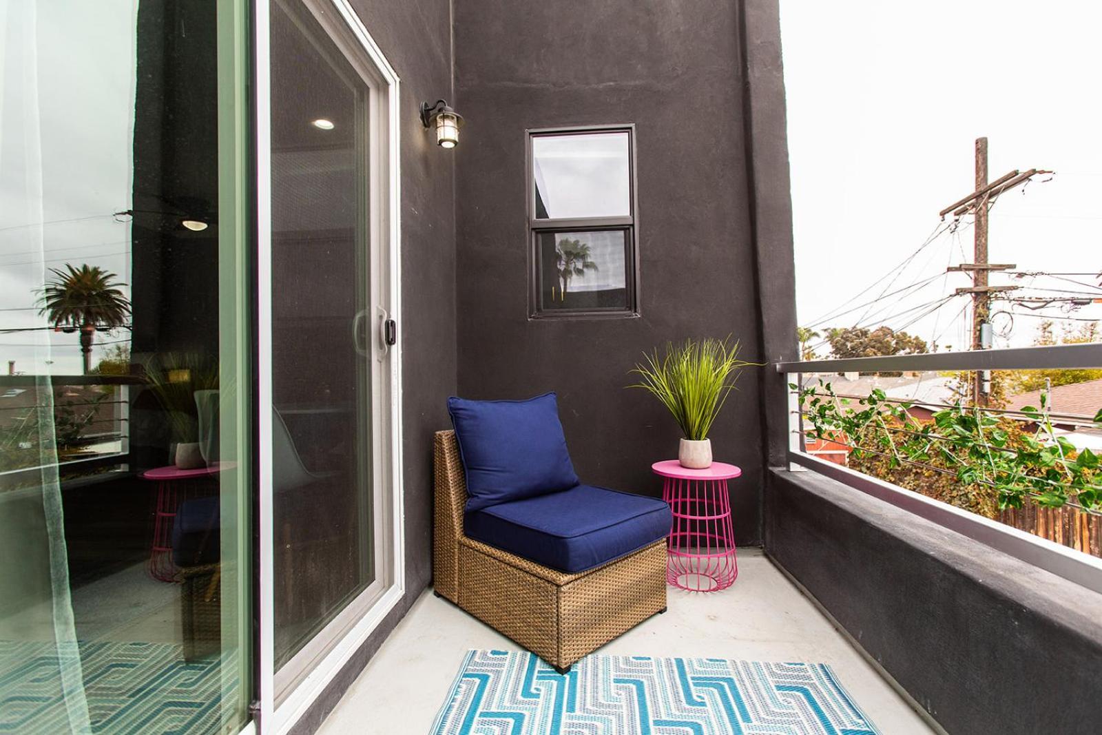 Large-studio-balcony-desk-ac-full-kitchen Apartment